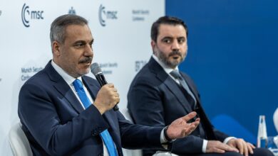 وزير الخارجية التركي يبحث في بنغازي مع عقيلة صالح وحفتر إنهاء الأزمة الليبية