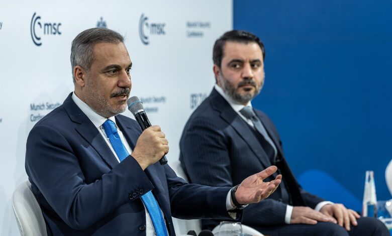 وزير الخارجية التركي يبحث في بنغازي مع عقيلة صالح وحفتر إنهاء الأزمة الليبية