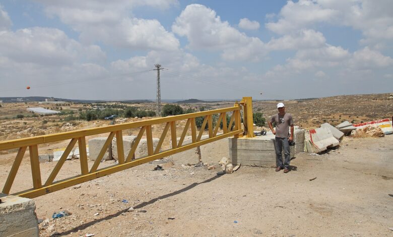قتيلان في غارة إسرائيلية على مدينة غزة وإصابات باعتداءات للمستوطنين بالضفة