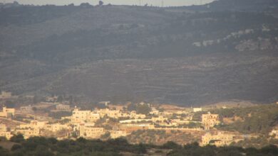مستوطنون يهاجمون منازل وممتلكات الفلسطينيين في بلدة إذنا غرب الخليل