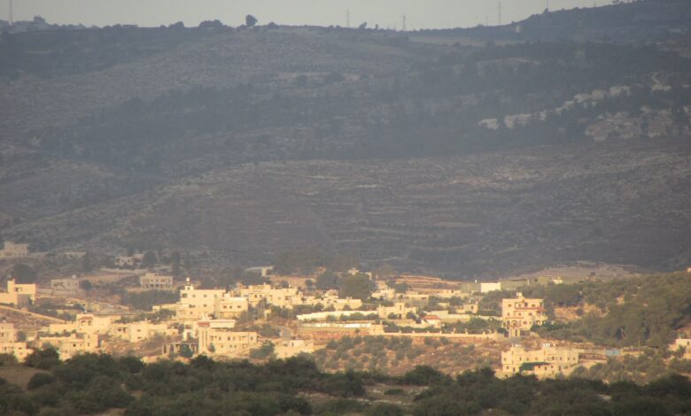 مستوطنون يهاجمون منازل وممتلكات الفلسطينيين في بلدة إذنا غرب الخليل