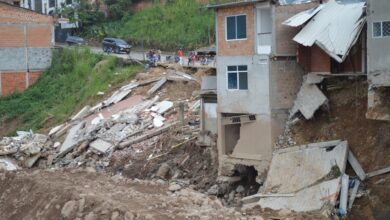 الجيش الإسرائيلي يقيم سواتر ترابية وحواجز جديدة بغزة ويدفع عائلات للنزوح