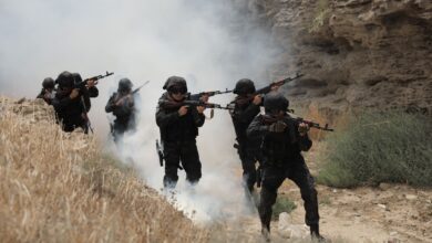 مقتل 30 جندياً يمنياً على الأقل في هجمات بالصواريخ والمسيرات للحوثيين بمأرب وحضرموت
