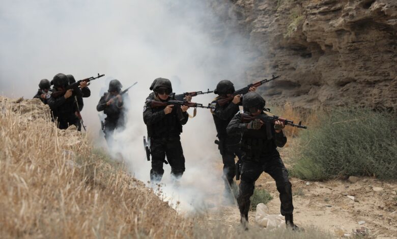 مقتل 30 جندياً يمنياً على الأقل في هجمات بالصواريخ والمسيرات للحوثيين بمأرب وحضرموت